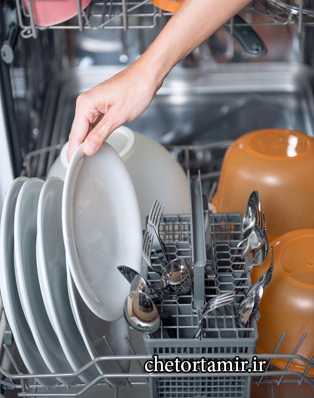 ظروف را طبق دستورالعمل شرکت سازنده داخل ماشین ظرفشویی قرار دهید
