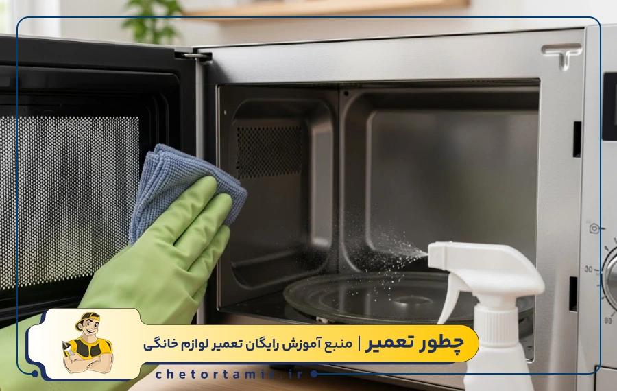 تمیز کردن مایکروفر با اسپری چند منظوره مخصوص آشپزخانه
